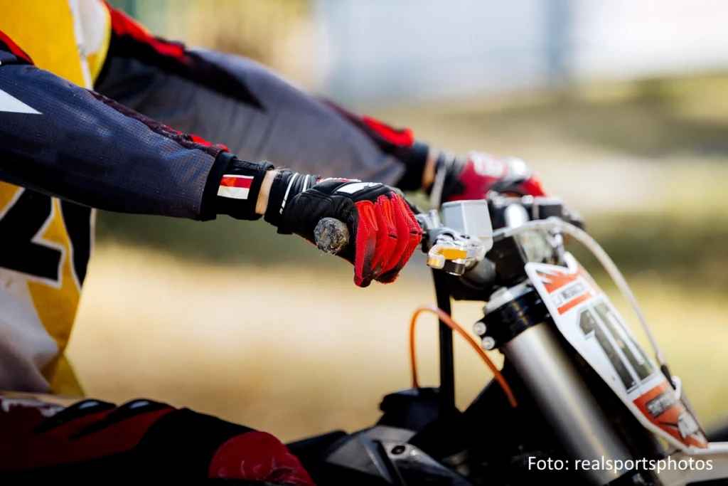 Ausschnitt eines Motocross-Fahrers