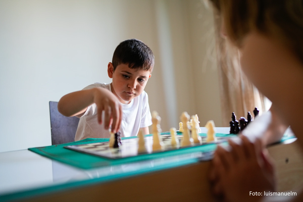 Ein Schach spielender Junge